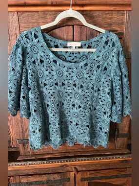 Solitaire Blue Crochet Lace Short Sleeve Top Size Medium